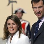 El anuncio oficial del compromiso de don Felipe y Letizia dejó la histórica anécdota del suave pero firme "déjame terminar" que le espetó ella cuando Felipe trató de ayudarla en su respuesta/fotografías de GTRES