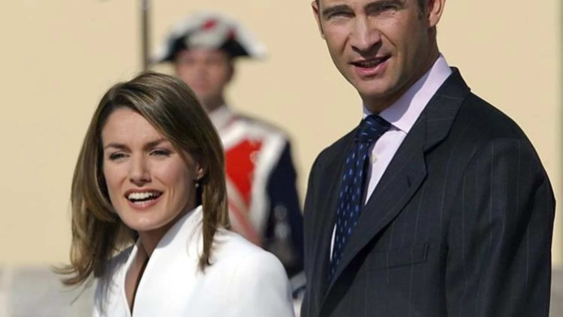 El anuncio oficial del compromiso de don Felipe y Letizia dejó la histórica anécdota del suave pero firme "déjame terminar" que le espetó ella cuando Felipe trató de ayudarla en su respuesta/fotografías de GTRES