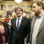 La presidenta del Parlamento catalán, Carme Forcadell, el presidente de la generalitat, Carles Puigdemont (c), y el vicepresidente, Oriol Junqueras (d), en el hemiciclo tras finalizar el debate de Política General en la cámara catalana