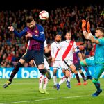 El defensa del FC Barcelona Gerard Piqué anota un gol ante el Rayo Vallecano / Foto: Efe