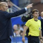 El técnico del Real Madrid da instrucciones a sus jugadores durante el Alavés- Real Madrid