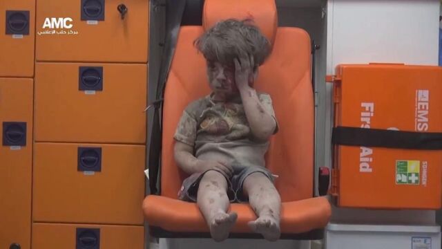 Omran Daqneesh en la ambulancia tras ser rescatado