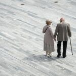 Una pareja de ancianos fotografiada en Suiza