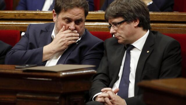 El expresidente de la Generalitat, Carles Puigdemont(d), y el exvicepresidente Oriol Junqueras(i)