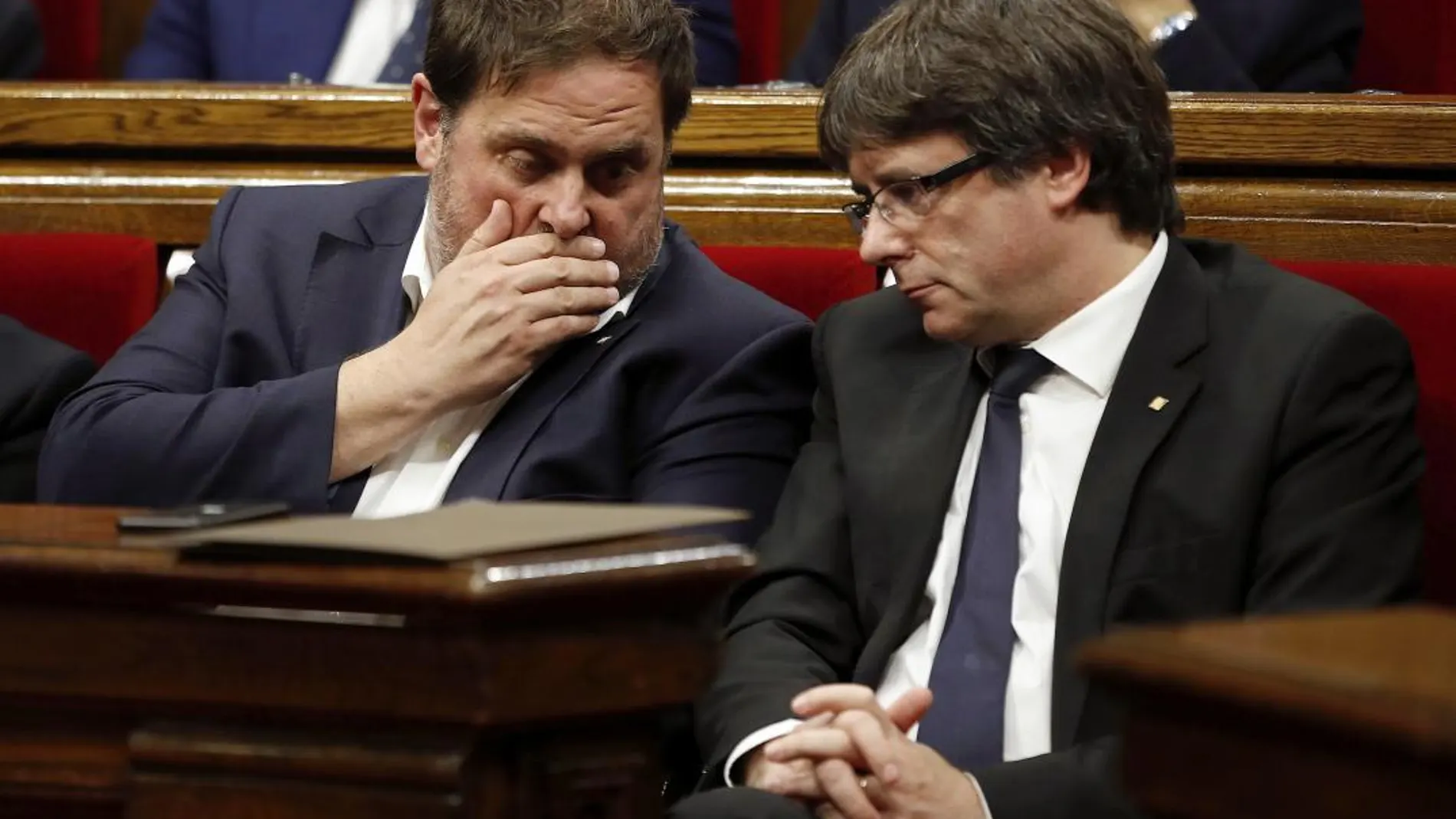 El expresidente de la Generalitat, Carles Puigdemont(d), y el exvicepresidente Oriol Junqueras(i)