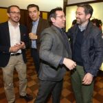 Sergio Martín saluda a Eduardo Álvarez, en presencia de Rubén Aristayeta,entre otros / Dos Santos