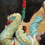 Spínola, volteado al entrar a matar uno de sus toros