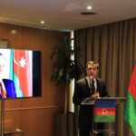 El embajador de la República de Azerbaiyán, Anar Maharramov, pronunciando el discurso por el 95 aniversario del nacimiento del Líder Nacional, Heydar Alirza Oglu Aliyev