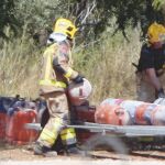 Los bomberos retiran varias bombonas en la casa de Alcanar el pasado jueves