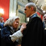 La ex fiscal general del Estado Consuelo Madrigal, condecora al nuevo fiscal jefe Anticorrupción, Alejandro Luzón