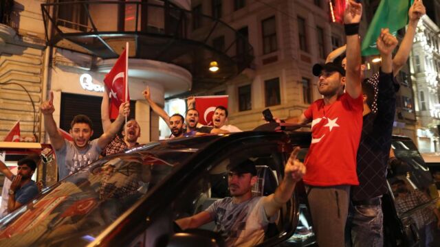 Seguidores de Erdogan celebran en las calles de Estambul el fallido golpe de Estado Seguidores de Erdogan celebran en las calles de Estambul el fallido golpe de Estado