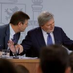 El ministro de Educación y portavoz del Gobierno, Iñígo Méndez de Vigo, d., acompañado por el ministro de Justicia, Rafael Catalá.