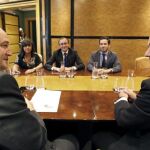 El lehendakari, Iñigo Urkullu (d), junto al presidente del PNV, Andoni Ortuzar (i)
