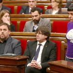 Imagen de archivo de Anna Gabriel en el parlament, pasando al lado de Carles Puigdemont y Oriol Junqueras