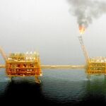 Una de las plataformas de producción de petróleo iraníes en el Golfo Pérsico, al sur de Teherán / Reuters