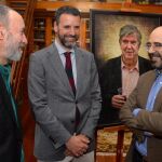 El director del Diario de Burgos, Raúl Briongos, conversa con el escritor burgalés Óscar Esquivias, y con el poeta Eduardo Fraile, amigo personal de Toni Barriuso, y que presidirá el jurado de este certamen / Ricardo Ordoñez/Ical