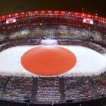 Una gran bandera de Japón en la ceremonia de clausura