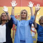 La alcaldesa de Madrid, Manuela Carmena (d), ha participado en el homenaje que sí le ha rendido la Comunidad de Madrid, junto a su presidenta, Cristina Cifuentes, y Marimar Blanco, hermana de Miguel Ángel Blanco