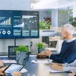Varios empleados analizan el ahorro conseguido gracias al uso del Big Data / Foto: La Razón