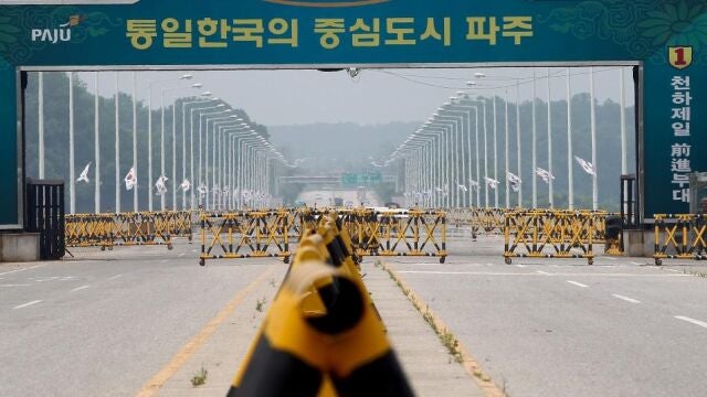 Vista de la frontera en la línea de demarcación fronteriza (LDM) cerca de la Zona Desmilitarizada (ZDM) en Gyeonggi (Corea del Sur)