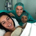 Una foto de familia dando la bienvenida a la pequeña Alana Martina