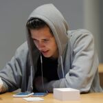 Un cliente observa un iPhone X en una tienda de Nueva York, el pasado viernes