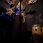 La cantante Rosario Flores interpreta una canción durante la presentación de su nuevo disco, "Gloria a ti", que se ha presentado hoy en Madrid