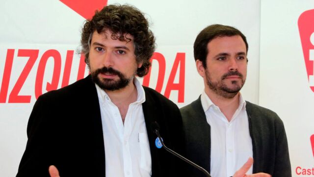Garzón escucha atentamente la intervención de José Sarrión, líder de IU en Castilla y León