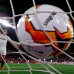 Ben Yedder, a la izquierda del plano, celebra el gol que acababa de conseguir y que abría la victoria del Sevilla sobre el Lazio / Foto: Efe