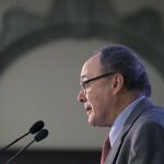 El gobernador del Banco de España, Luis María Linde, hoy durante la conferencia que ha ofrecido sobre la marcha de la economía