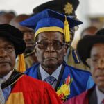 El presidente de Zimbabue Robert Mugabe, preside una ceremonia de graduación en la Universidad de Harare