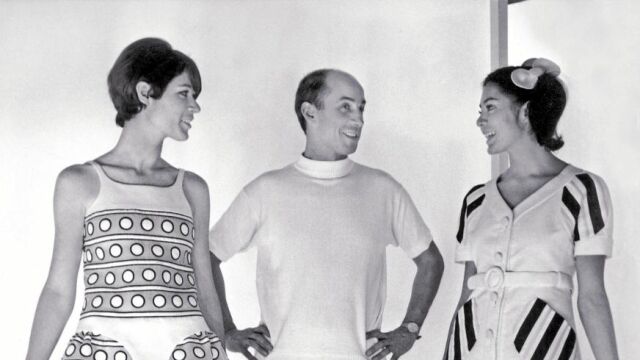 El diseñador André Courrèges junto a dos modelos que llevan sus creaciones