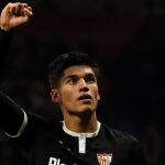 El centrocampista del Sevilla FC Joaquín Correa celebra su gol, segundo del equipo ante el Atlético de Madrid. EFE/Kiko Huesca