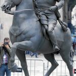 Sin cabeza. La estatua ecuestre de Franco (1963) se expuso esta semana en las calles de Barcelona dentro de la muestra «Franco, Victoria, República, impunidad y espacio público»