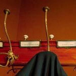 El perchero de la Real Academia Española, uno de los emblemas de la institución que hoy elegirá al nuevo director, sustituto de Darío Villanueva