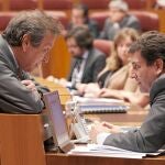 El consejero de la Presidencia José Antonio de Santiago-Juárez conversa con Carlos Fernández Carriedo, del PP
