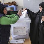 Una mujer vota en un colegio electoral en Baabda, al sur de Beirut/Foto: Efe