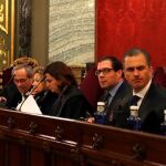 En la imagen, el secretario general y el vicesecretario jurídico de Vox, Javier Ortega (d), Pedro Fernández (2d), respectivamente, que ejercen la acusación particular, así como los representantes de la Fiscalía y la Abogacía del Estado. Foto: Efe