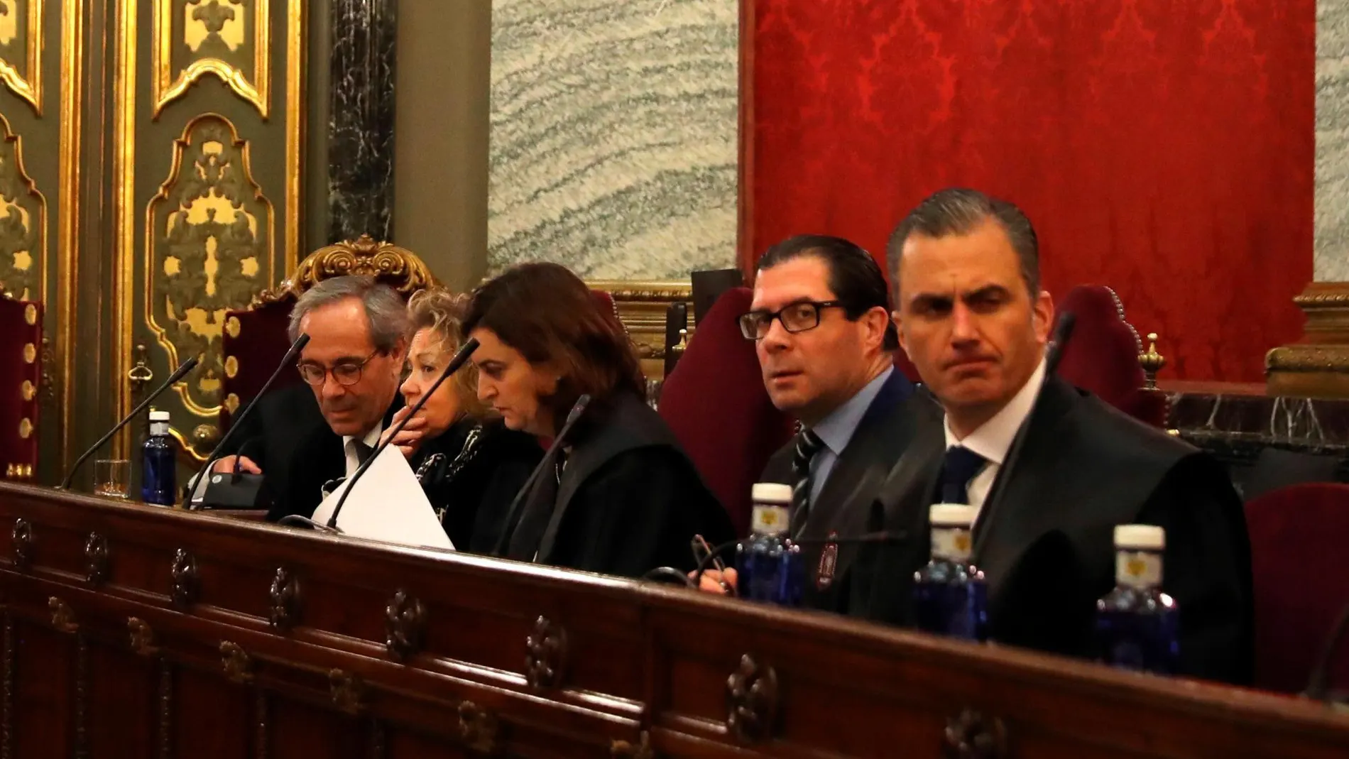 En la imagen, el secretario general y el vicesecretario jurídico de Vox, Javier Ortega (d), Pedro Fernández (2d), respectivamente, que ejercen la acusación particular, así como los representantes de la Fiscalía y la Abogacía del Estado. Foto: Efe