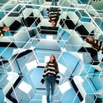 Matemáticas, física y fotónica se fusionan en la exposición "Espejos, dentro y fuera de la realidad", que presenta el Cosmocaixa, donde un gran calidoscopio adentra al visitante en un itinerario que permite experimentar con los efectos y particularidades de los espejos. EFE/Quique García