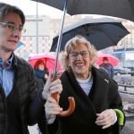 Manuela Carmena acudió ayer junto a Marta Higueras a los actos de recuerdo por el 11-M en la Puerta del Sol