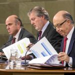 Luis de Guindos, Íñigo Méndez de Vigo y Cristóbal Montoro, tras el Consejo de Ministros del pasado día 2