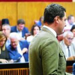 El presidente del PP-A, Juanma Moreno, ayer en la sesión de control al gobierno. Al fondo, la presidenta de la Junta, Susana Díaz.