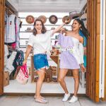 López (izda.) y Pelucarte están en la isla supervisando su exclusiva tienda de diseño