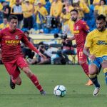 El defensa brasileño de la UD Las Palmas Michel Macedo (d), pelea un balón con el centrocampista del Villarreal Pablo Fornals durante el partido contra la U.D. Las Palmas