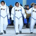 El astronauta japonés Norishige Kanai (JAXA), el cosmonauta ruso Anton Shkaplerov (Roscosmos) y el astronauta estadounidense Scott Tingle (NASA)