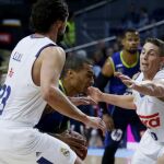 El escolta francés del Movistar Estudiantes Jackson Edwin entre el base Sergio Llull y el escolta estadounidense Jaycee Carroll , del Real Madrid