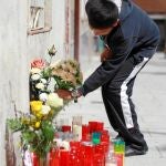Los vecinos improvisaron un altar en el número 1 de la plaza Pastrana