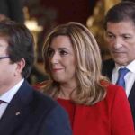 Guillermo Fernández Vara; Susana Díaz y Javier Fernández, esperan para ser saludados por el Rey, a su llegada a la tradicional recepción ofrecida en el Palacio Real con motivo del Día de la Fiesta Nacional.