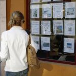 Una mujer observa las ofertas de vivienda